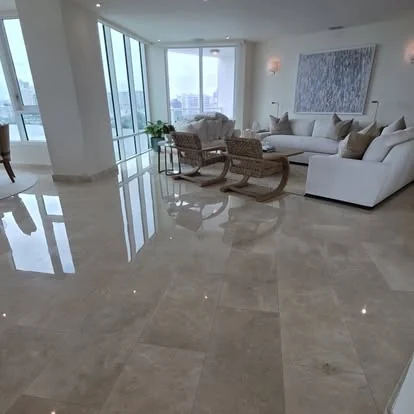 Piso de mármol pulido con acabado espejo en una sala de estar de lujo