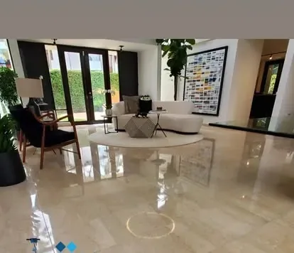 Lobby moderno con piso de mármol crema cristalizado