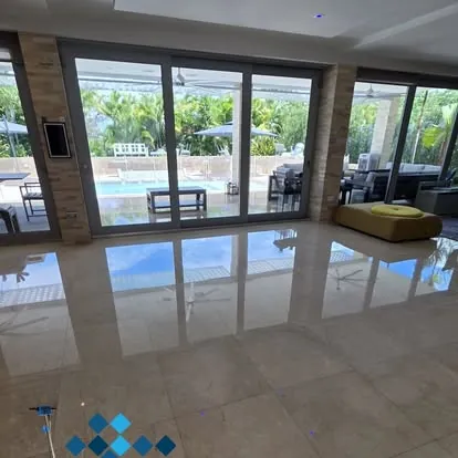 Piso de mármol brillante con vista a la piscina