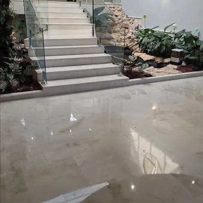 Escaleras y piso de piedra pulida junto a un jardín interior